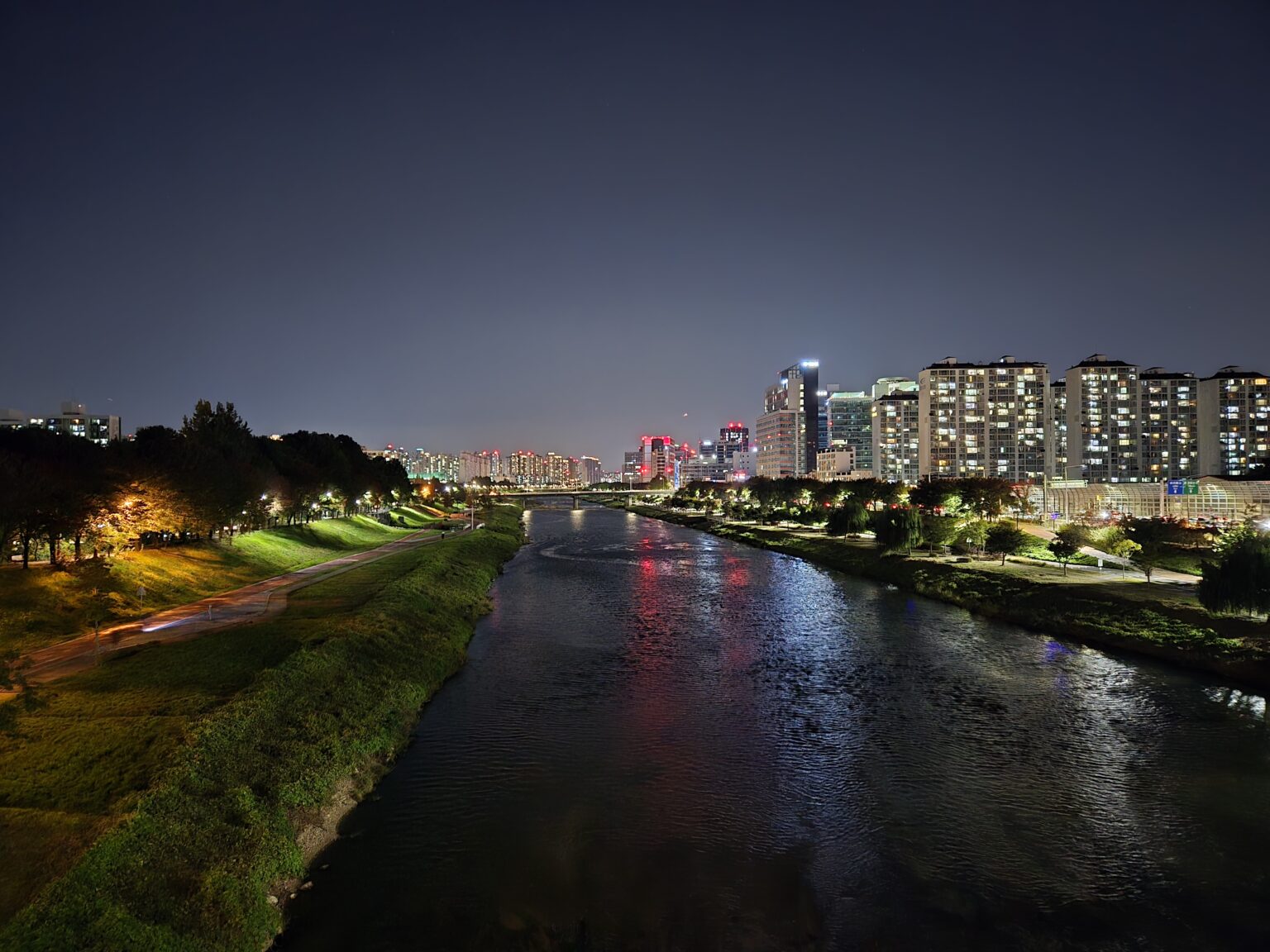Anyangcheon Stream (안양천) at night